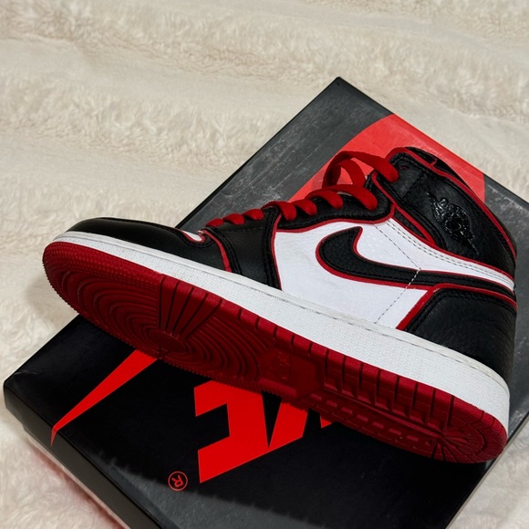 Jordan 1 Retro High
Bloodline (GS) SIZE 4 - Picture 9 of 12